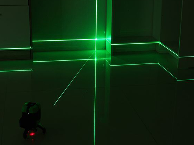 What are the laser characteristics of the 2-Line Red Laser Level?